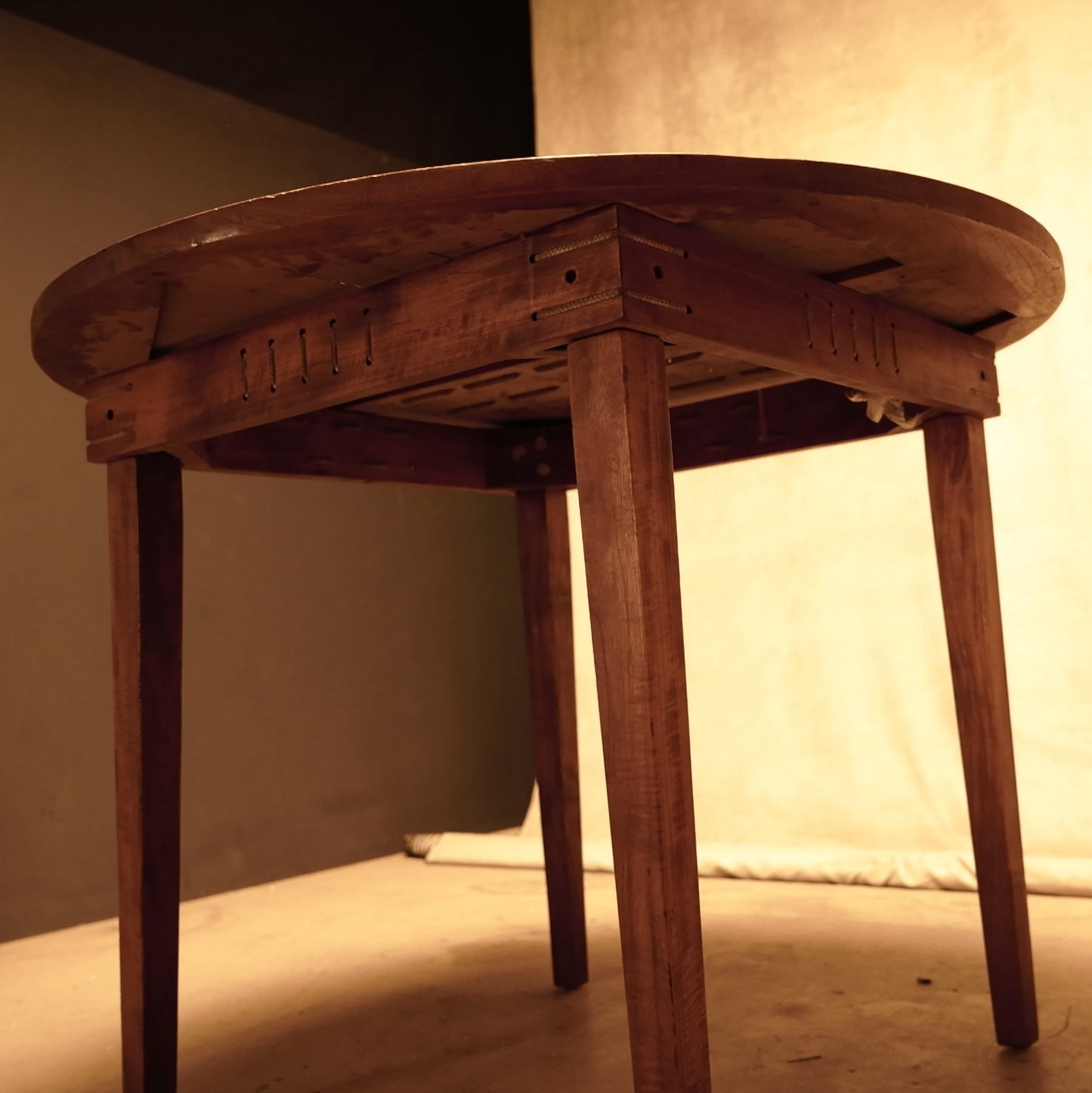 Mesa de exterior redonda indígena de madera rústica