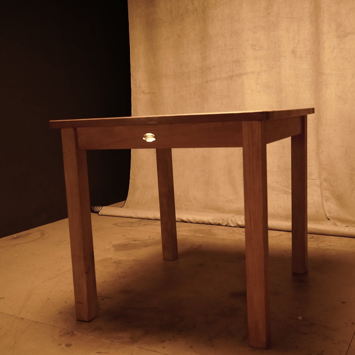 Mesa de exterior de madera 80x80 estilo rústico