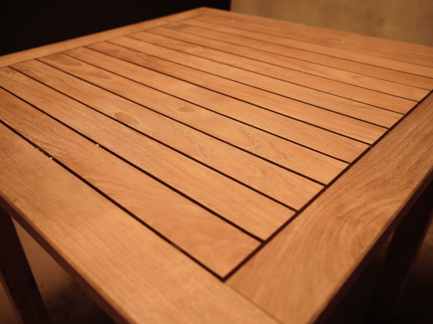 Mesa de exterior de madera 80x80 estilo rústico