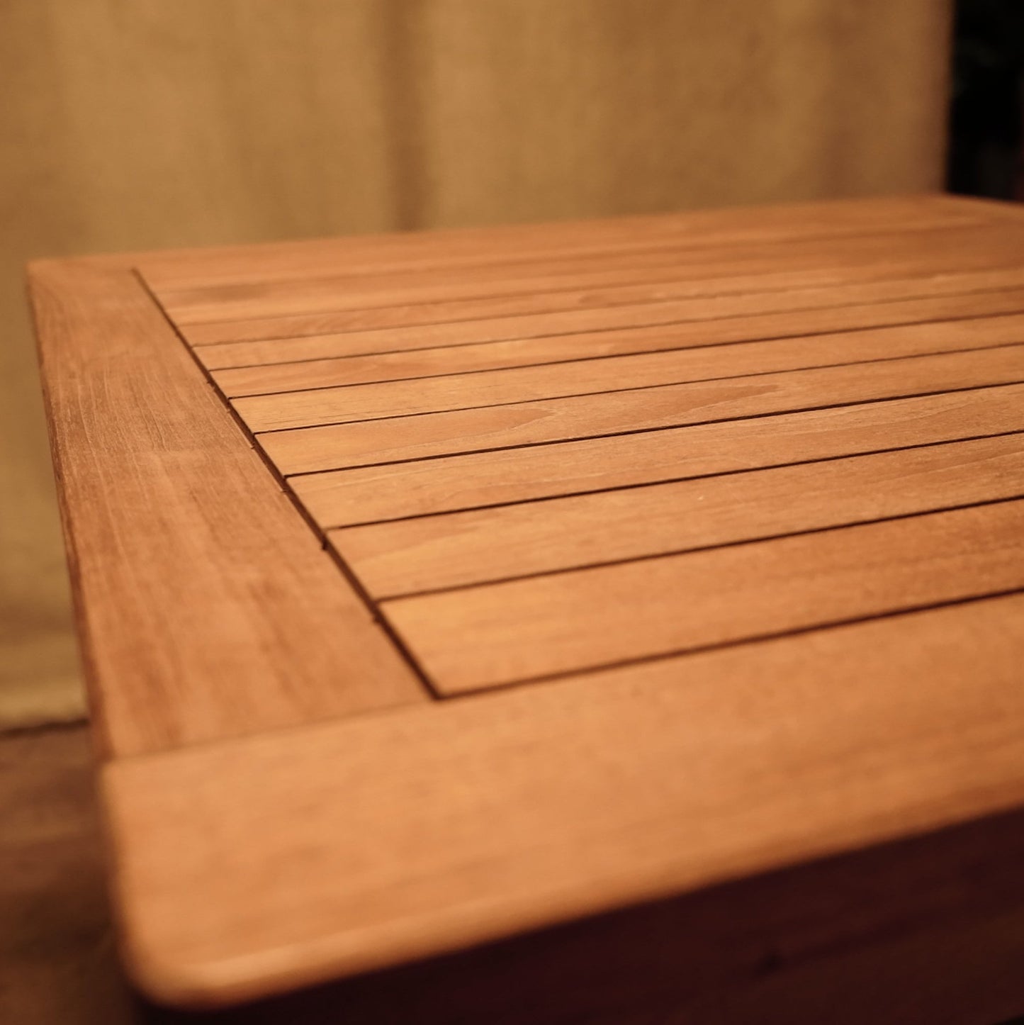 Mesa de exterior de madera 80x80 estilo rústico