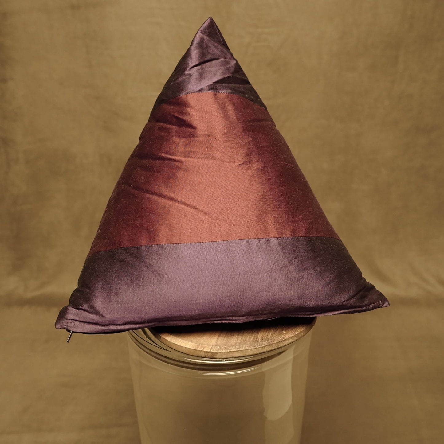 Cojín triangular de seda estilo boho