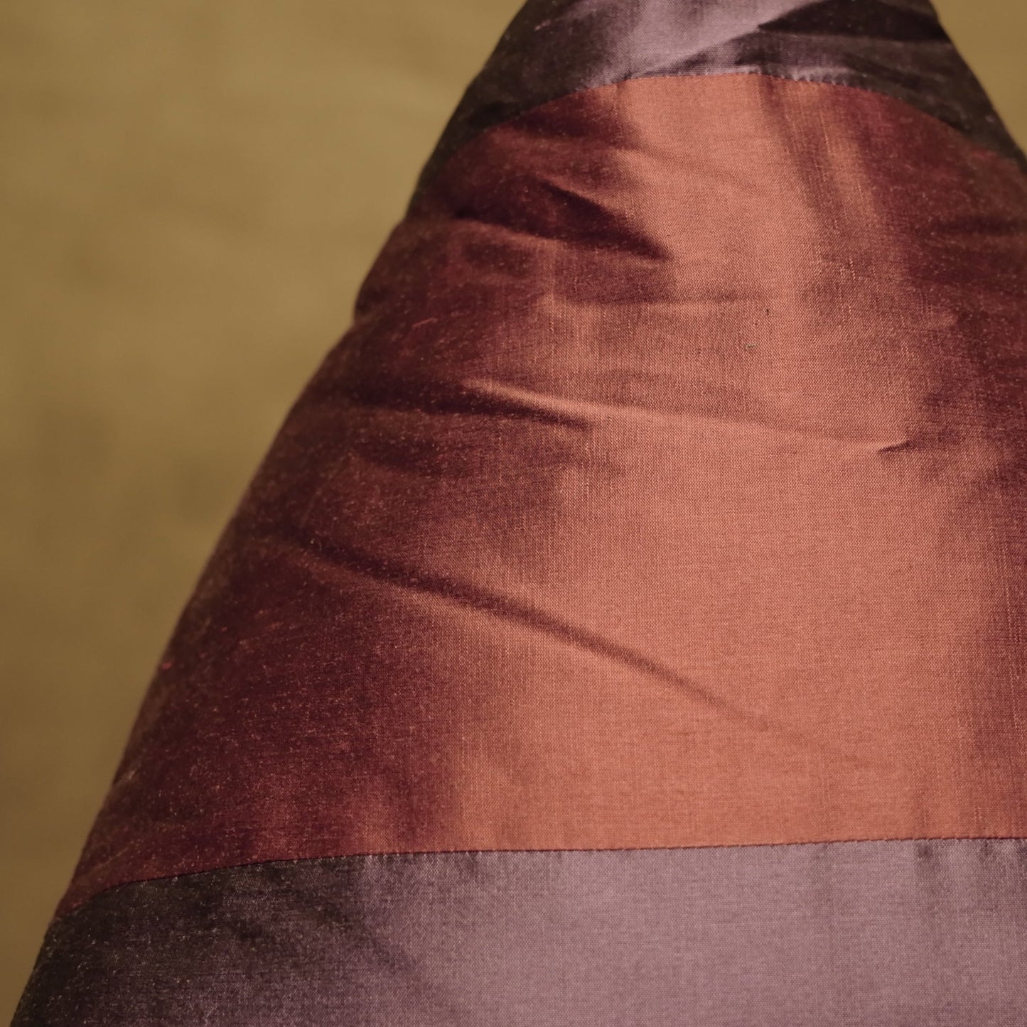 Cojín triangular de seda estilo boho