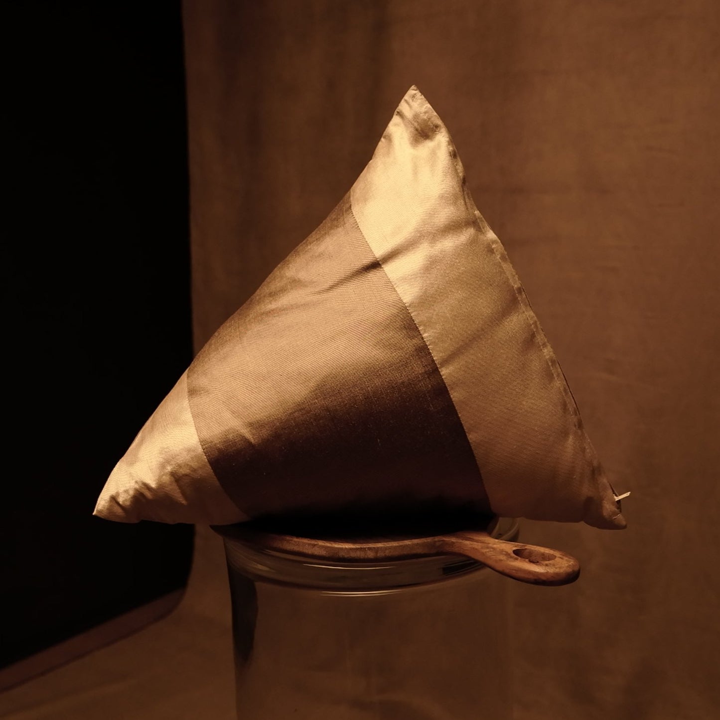 Cojín triangular de seda estilo boho