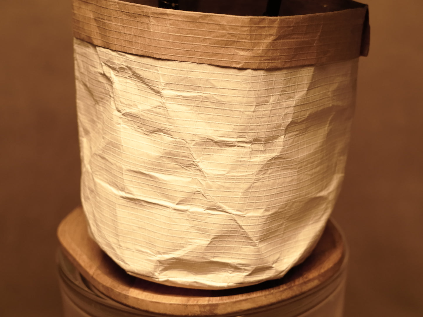 Dekorativer Pflanzkorb mit wasserdichtem Innenraum – Kraftpapier und Kunststoff