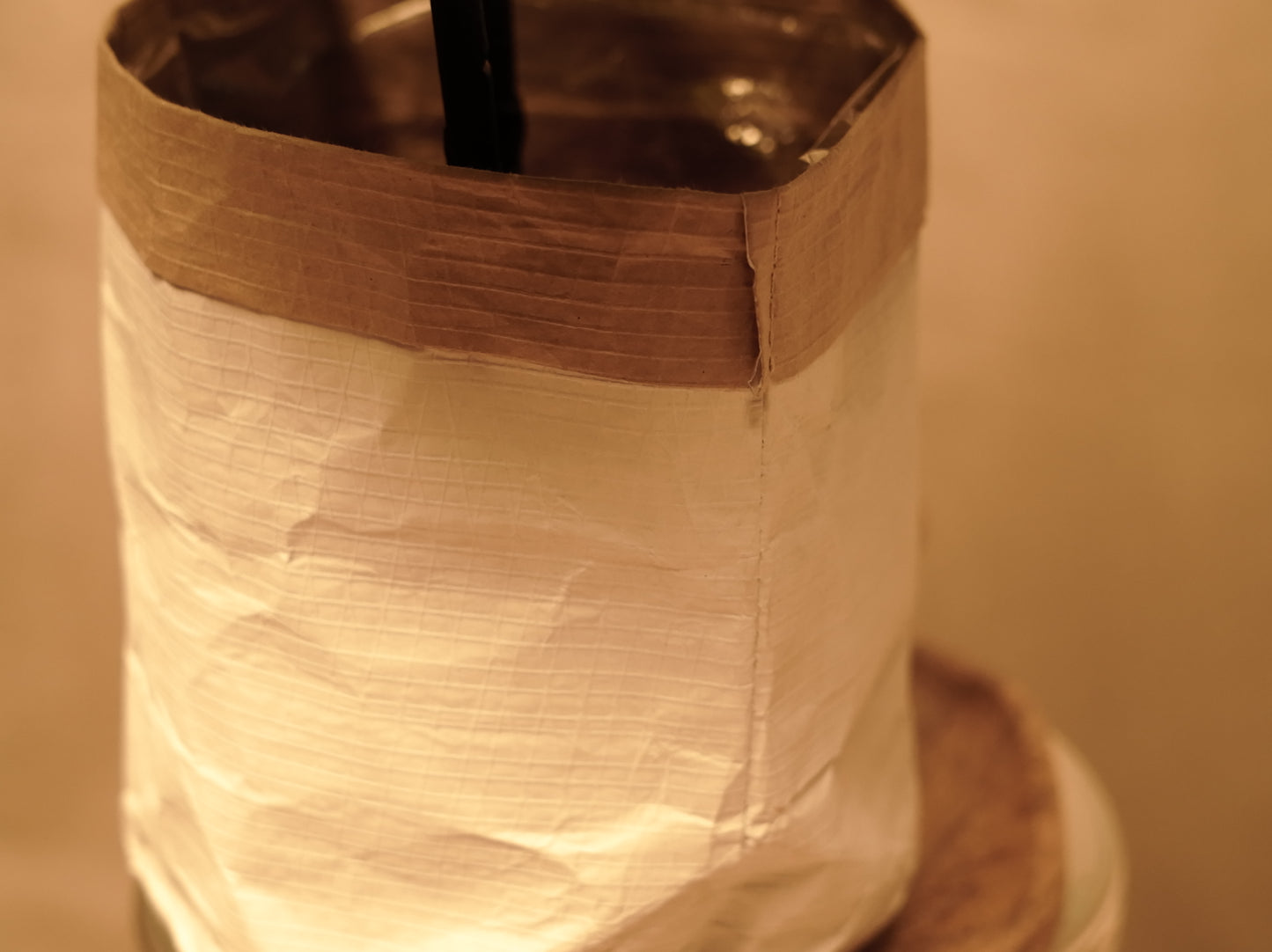 Dekorativer Pflanzkorb mit wasserdichtem Innenraum – Kraftpapier und Kunststoff