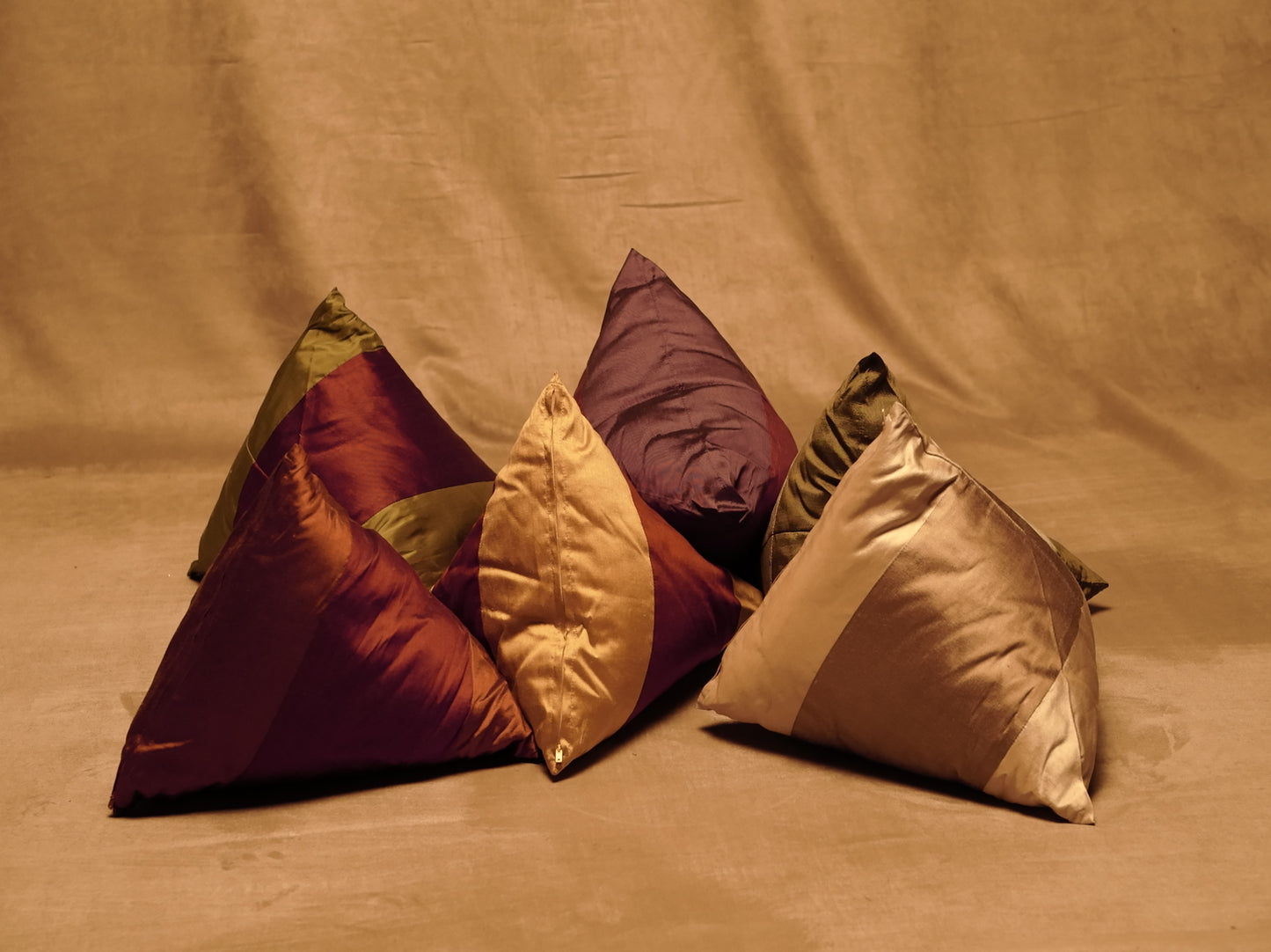 Cojín triangular de seda estilo boho
