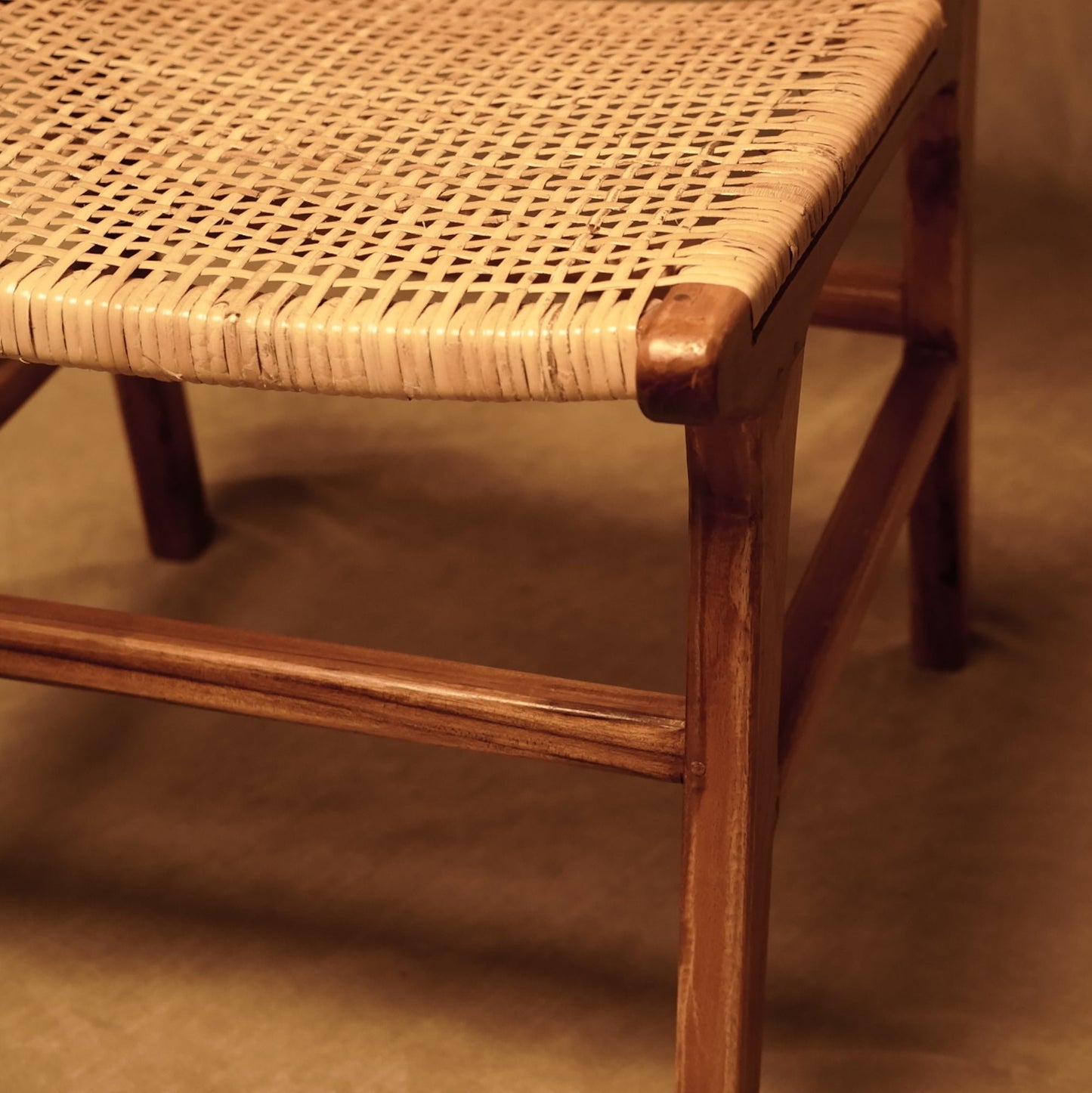 Handgefertigter, rustikaler Stuhl aus Holz und Korbgeflecht im Bohème-Stil