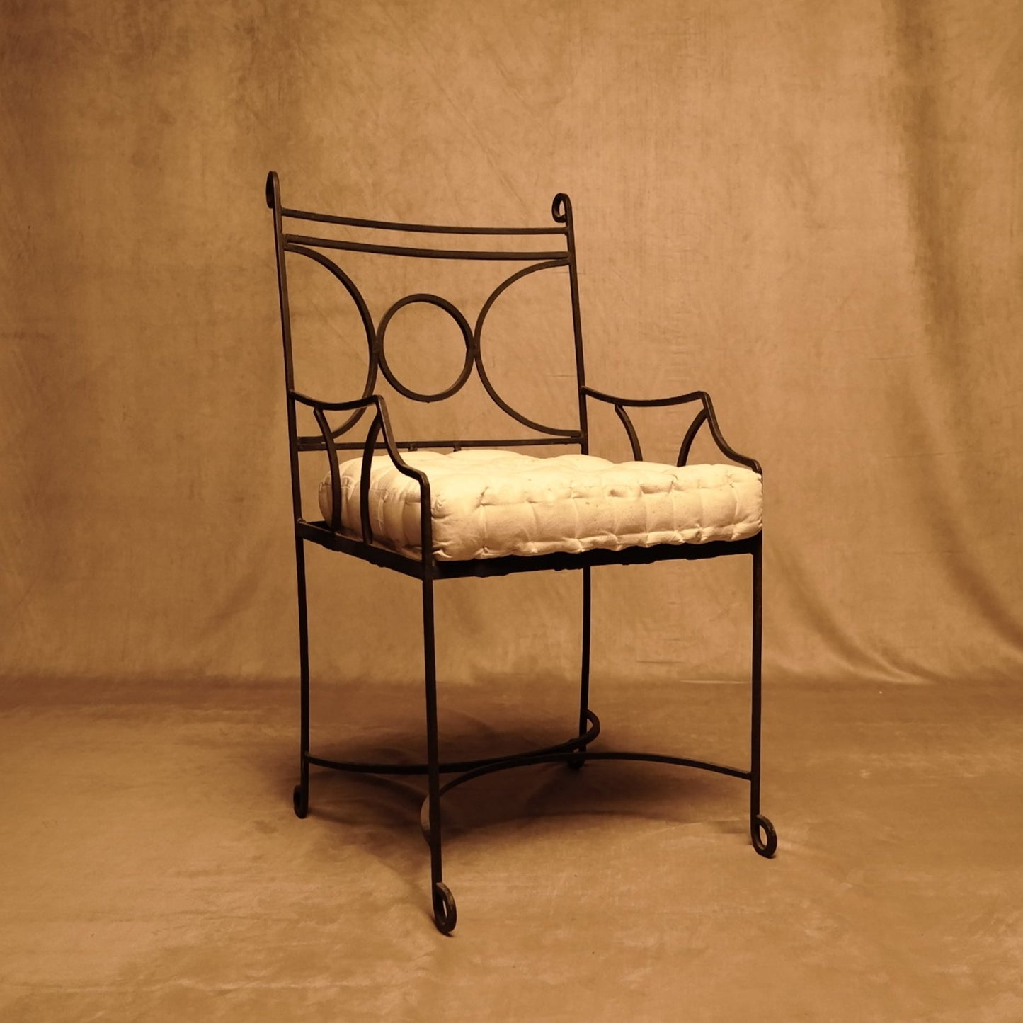 Sillón de hierro forjado con cojín estilo vintage clásico