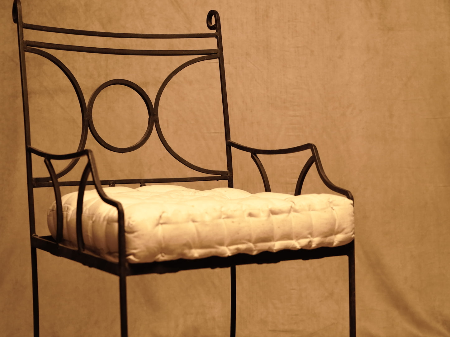 Sillón de hierro forjado con cojín estilo vintage clásico