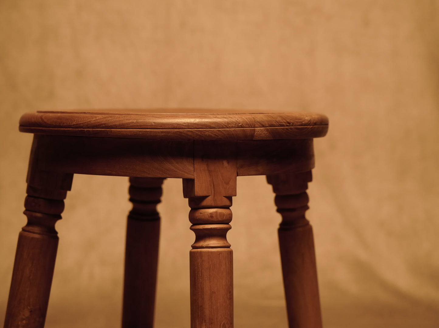 Taburete de Teca Maciza con Diseño Artesanal