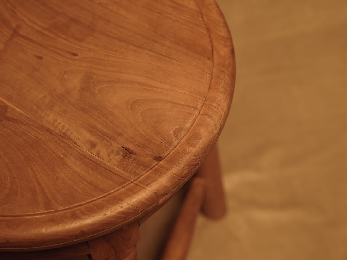 Taburete de Teca Maciza con Diseño Artesanal