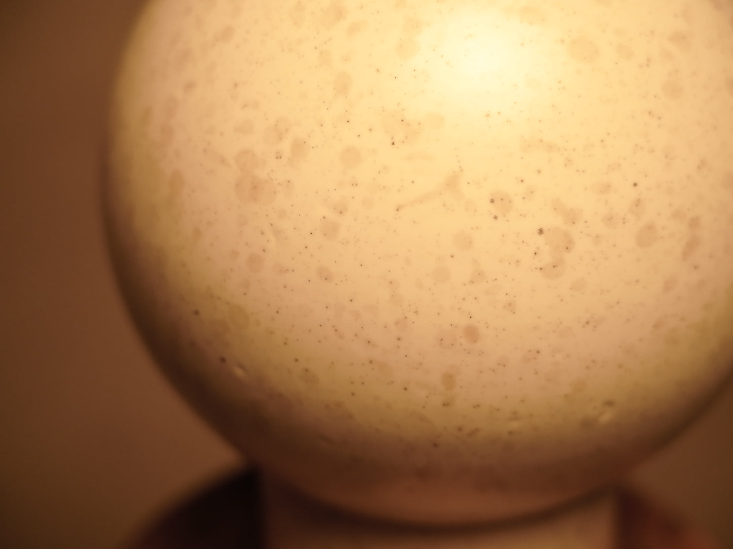 Cremefarbene Terrakottavase im modernen Stil