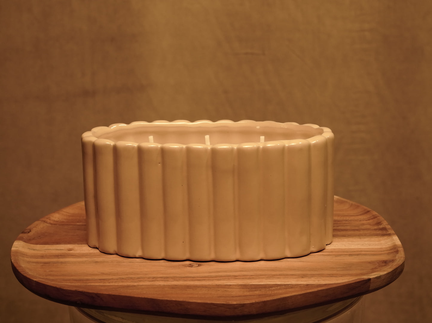 Aromatische Citronella-Kerze mit Keramiksockel im modernen Stil