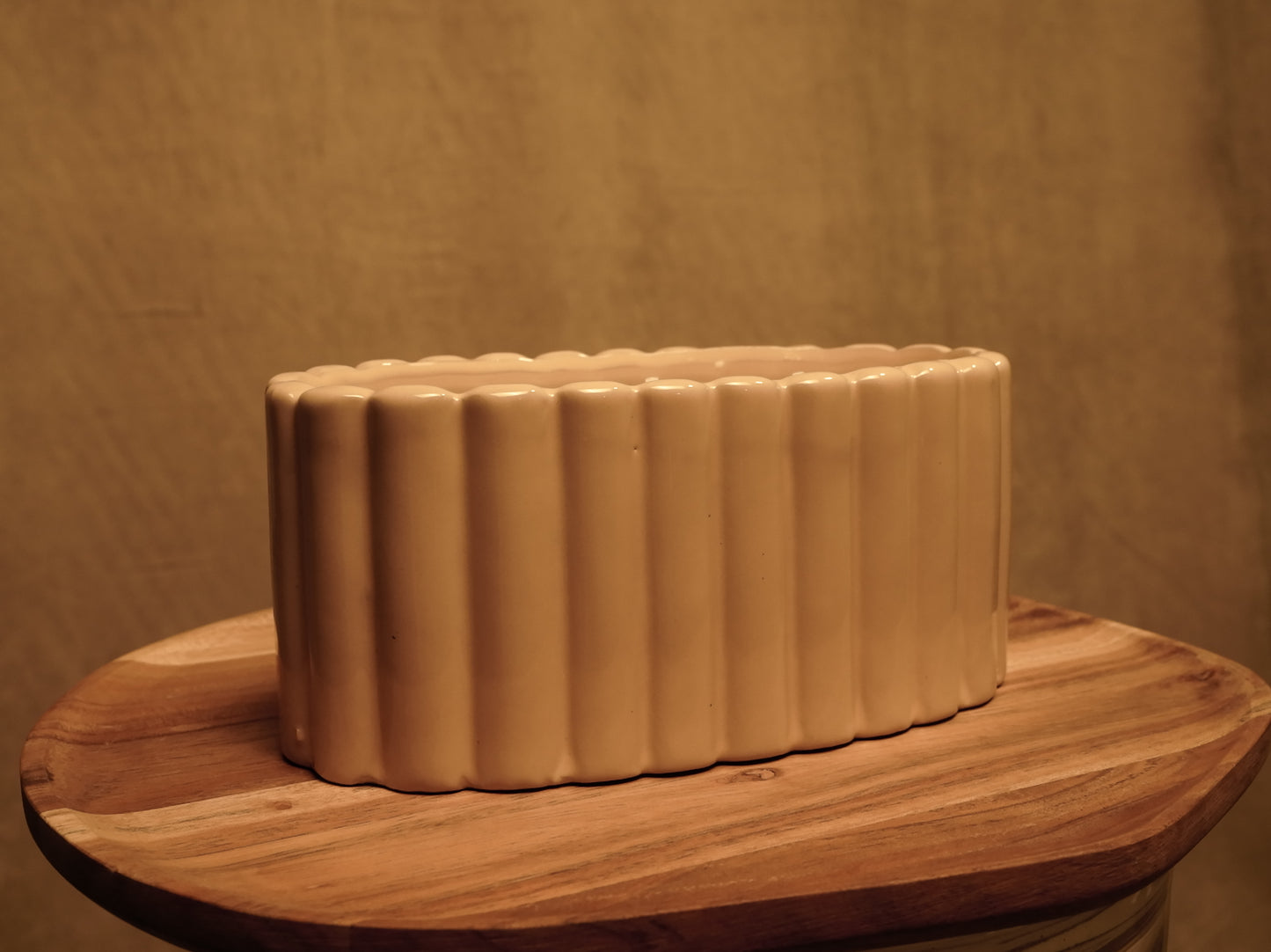Aromatische Citronella-Kerze mit Keramiksockel im modernen Stil