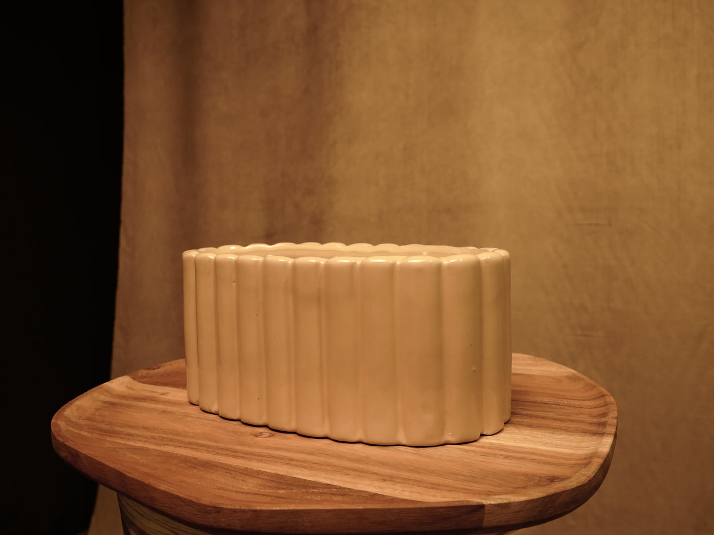 Aromatische Citronella-Kerze mit Keramiksockel im modernen Stil