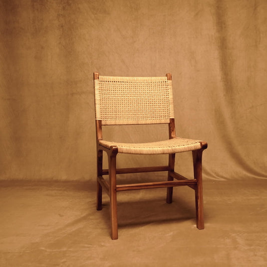 Silla artesanal de madera y mimbre estilo bohemio rústico