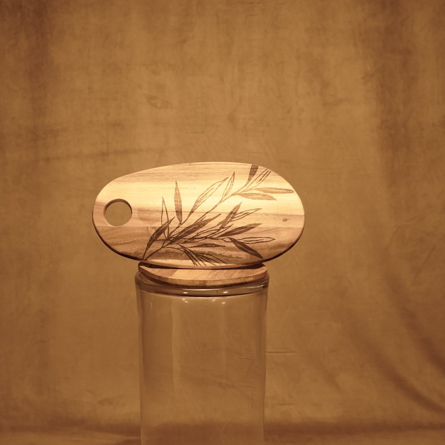 Tabla de madera de acacia con decoraciones de hojas de uso alimenticio