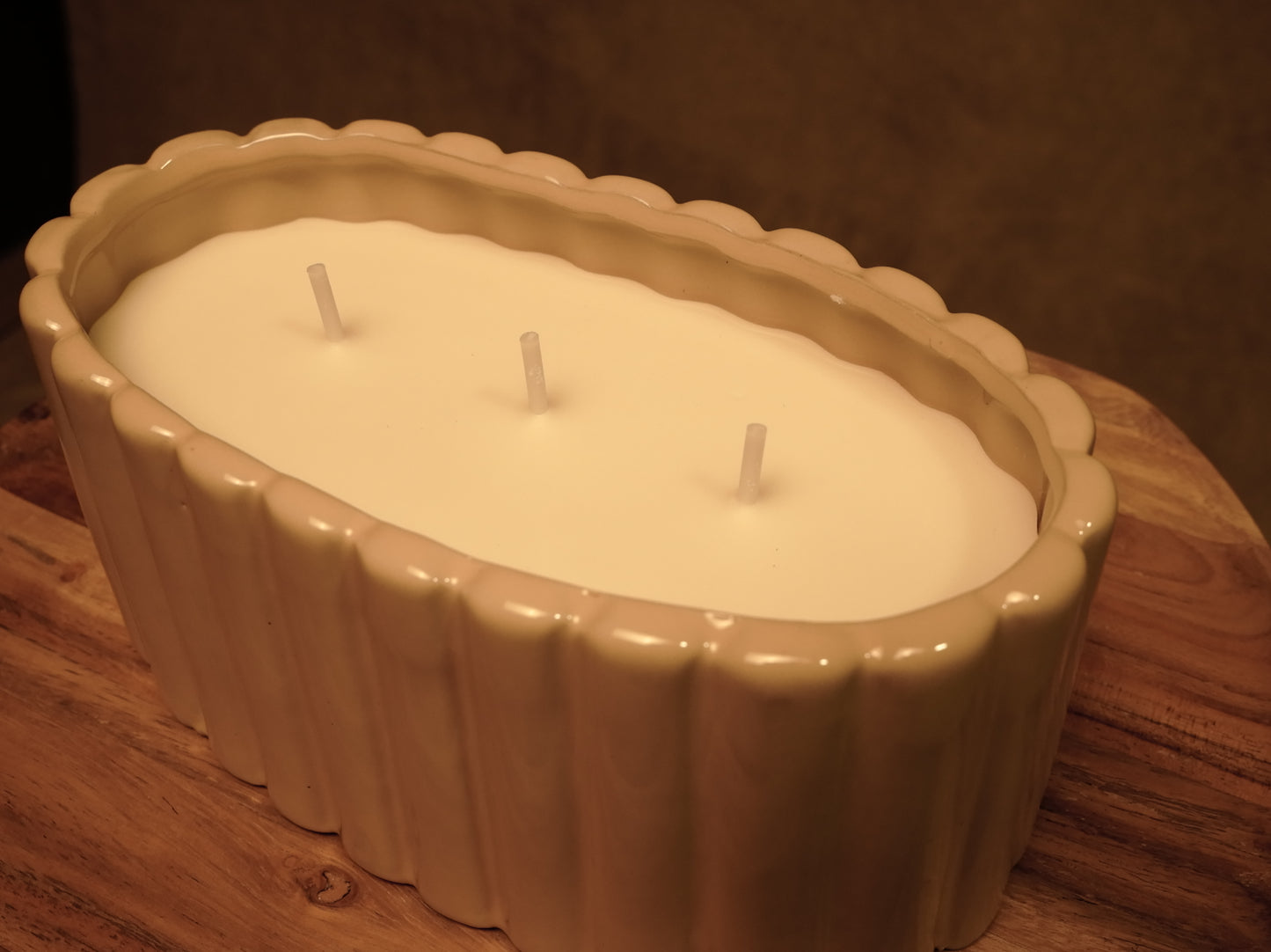 Aromatische Citronella-Kerze mit Keramiksockel im modernen Stil