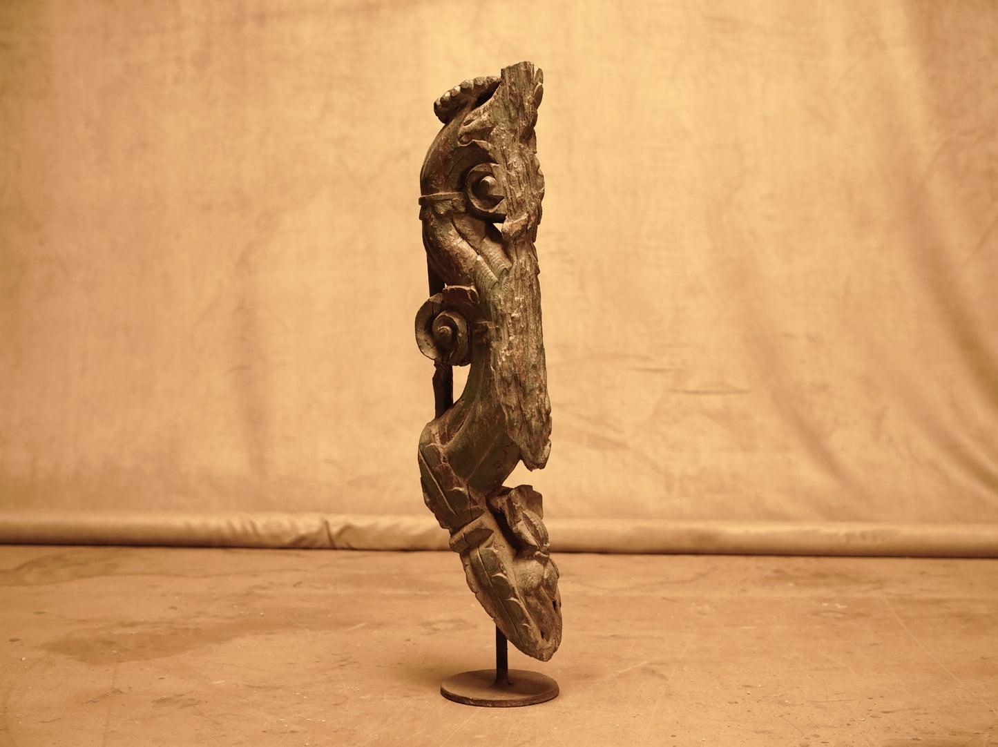 Figura decorativa de madera tallada estilo rústico