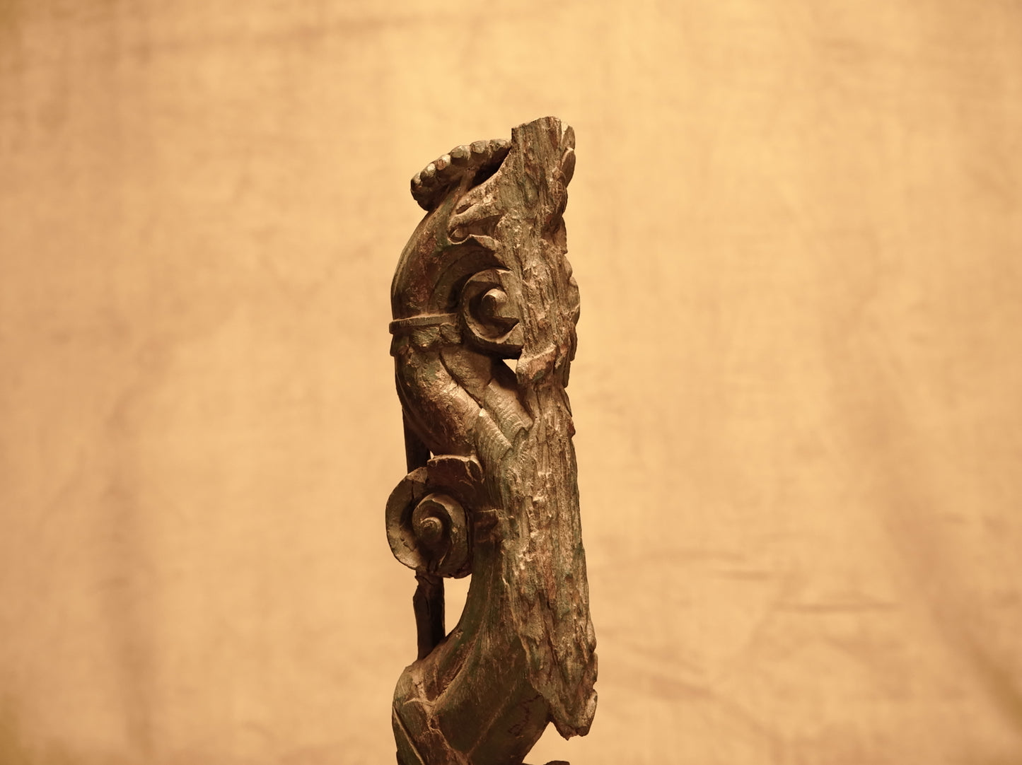 Figura decorativa de madera tallada estilo rústico