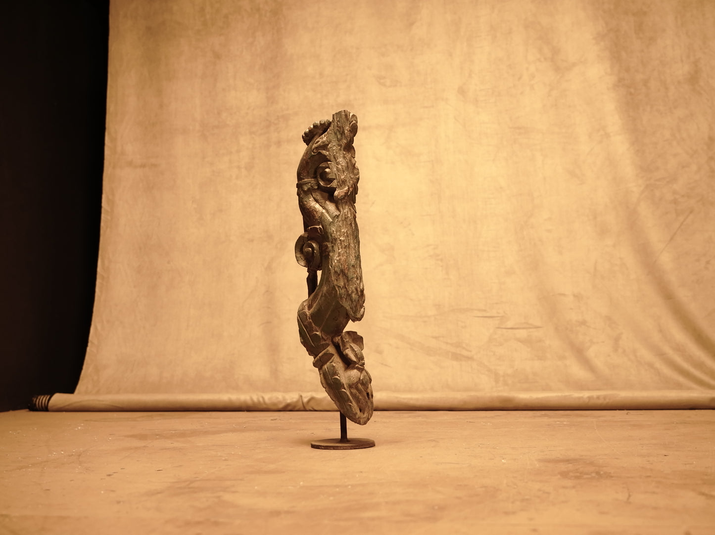 Figura decorativa de madera tallada estilo rústico