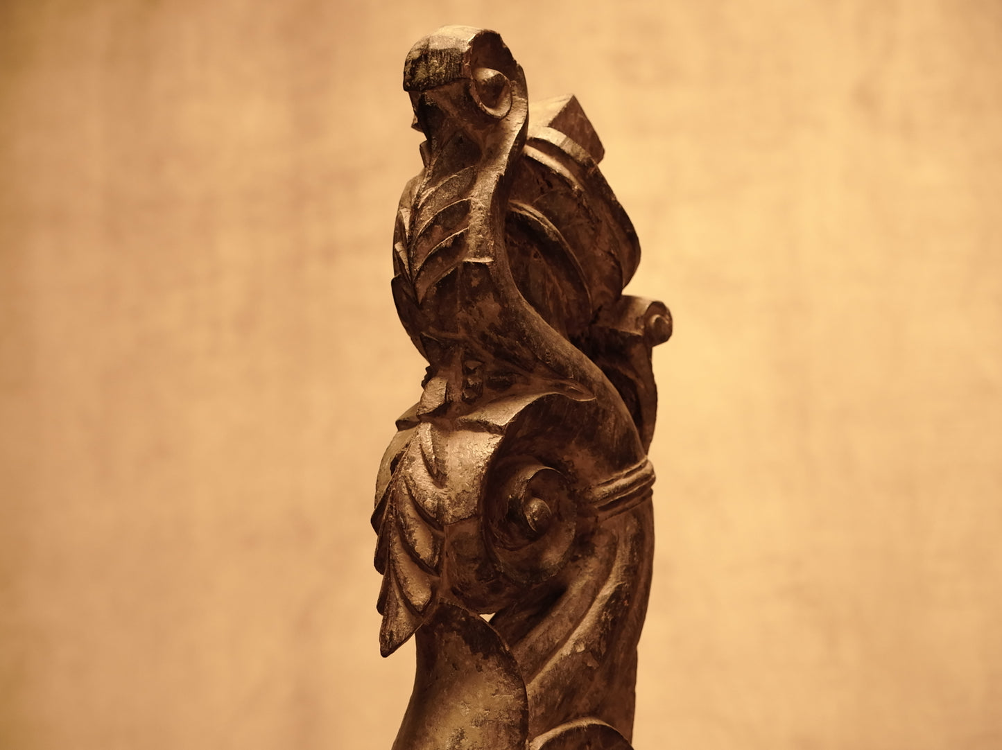 Figura decorativa de madera tallada estilo rústico