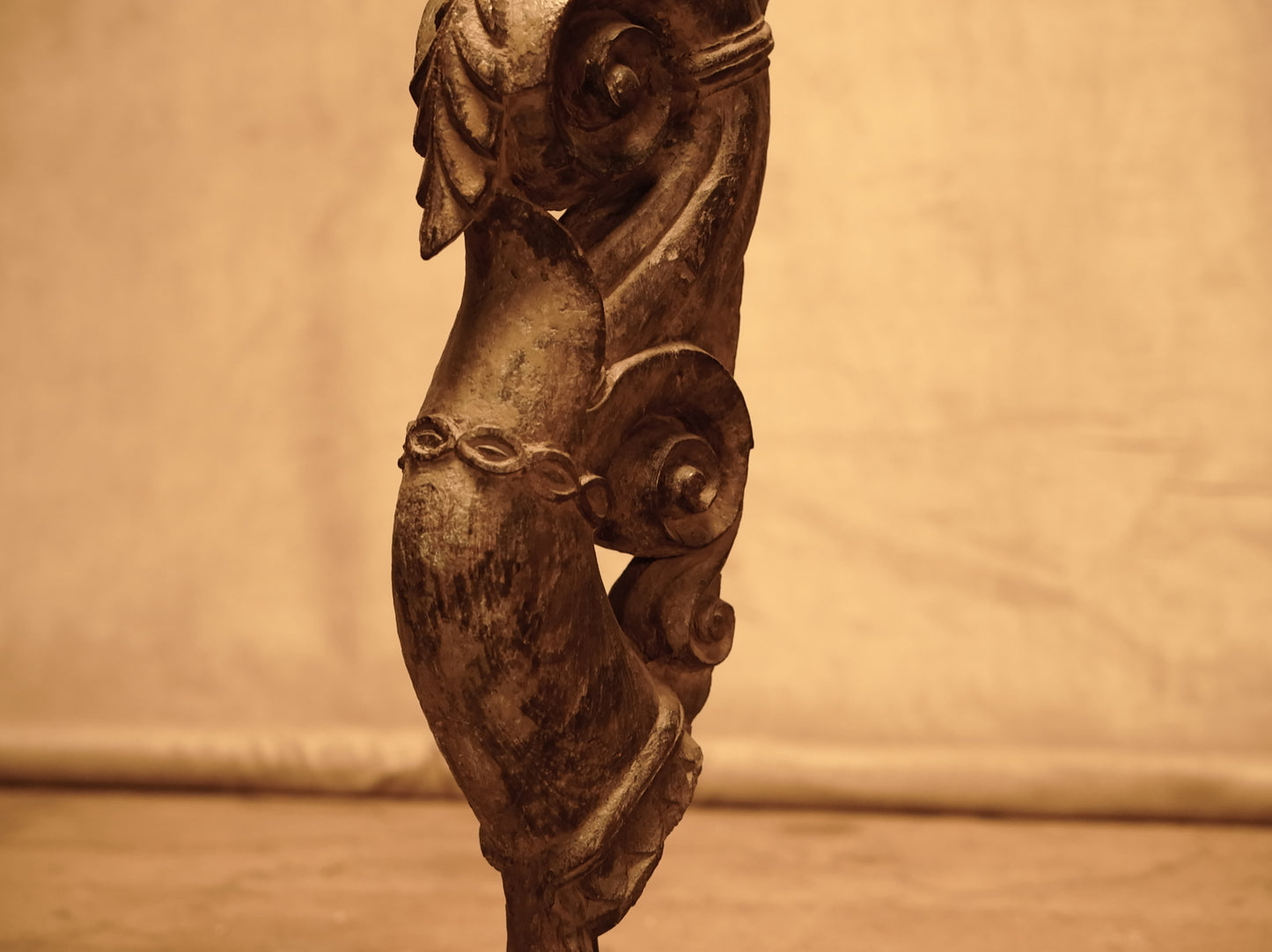Figura decorativa de madera tallada estilo rústico
