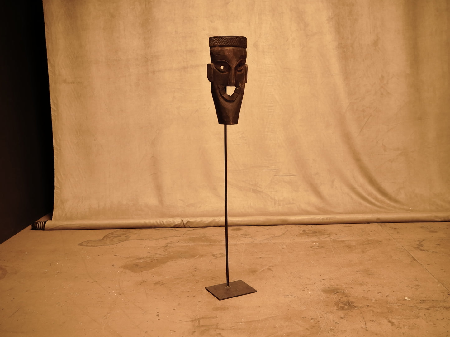 Mascara de madera tallada a mano de manera artesanal.
