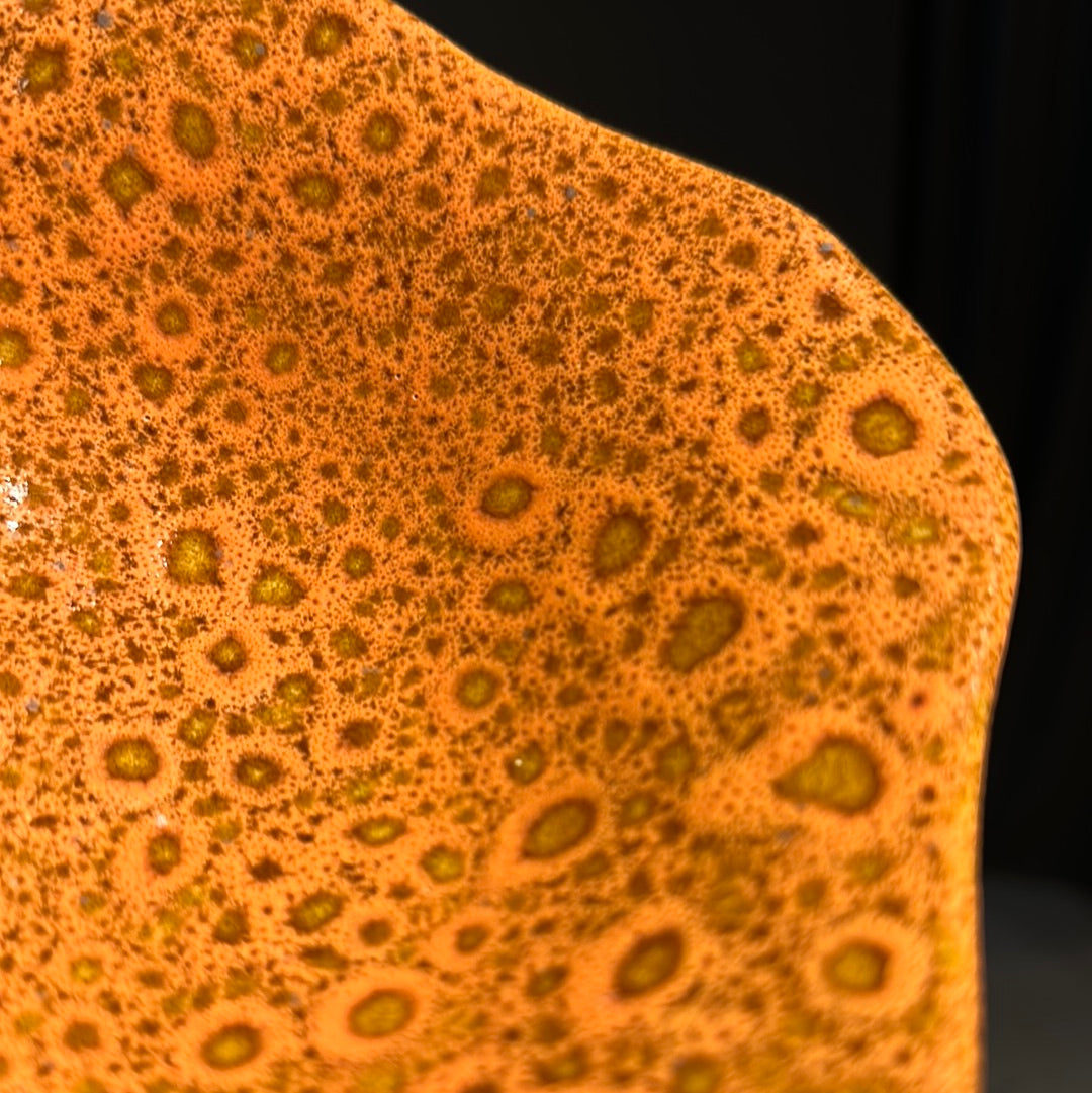 Orangefarbene Keramikschale im Retro-Stil