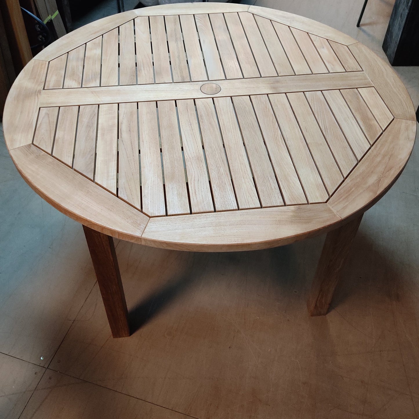 Runder Teakholztisch 130 cm – Handgefertigter rustikaler Stil mit geometrischen Details