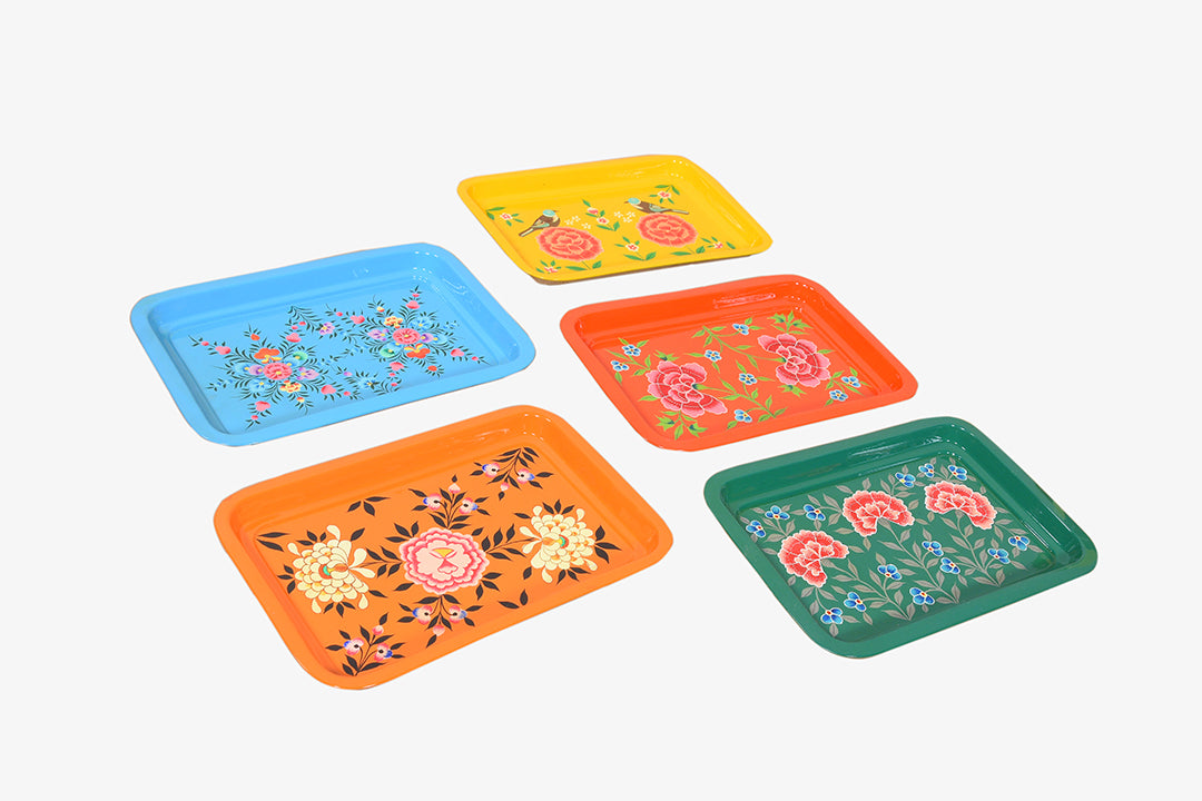 Blumenverziertes Metalltablett