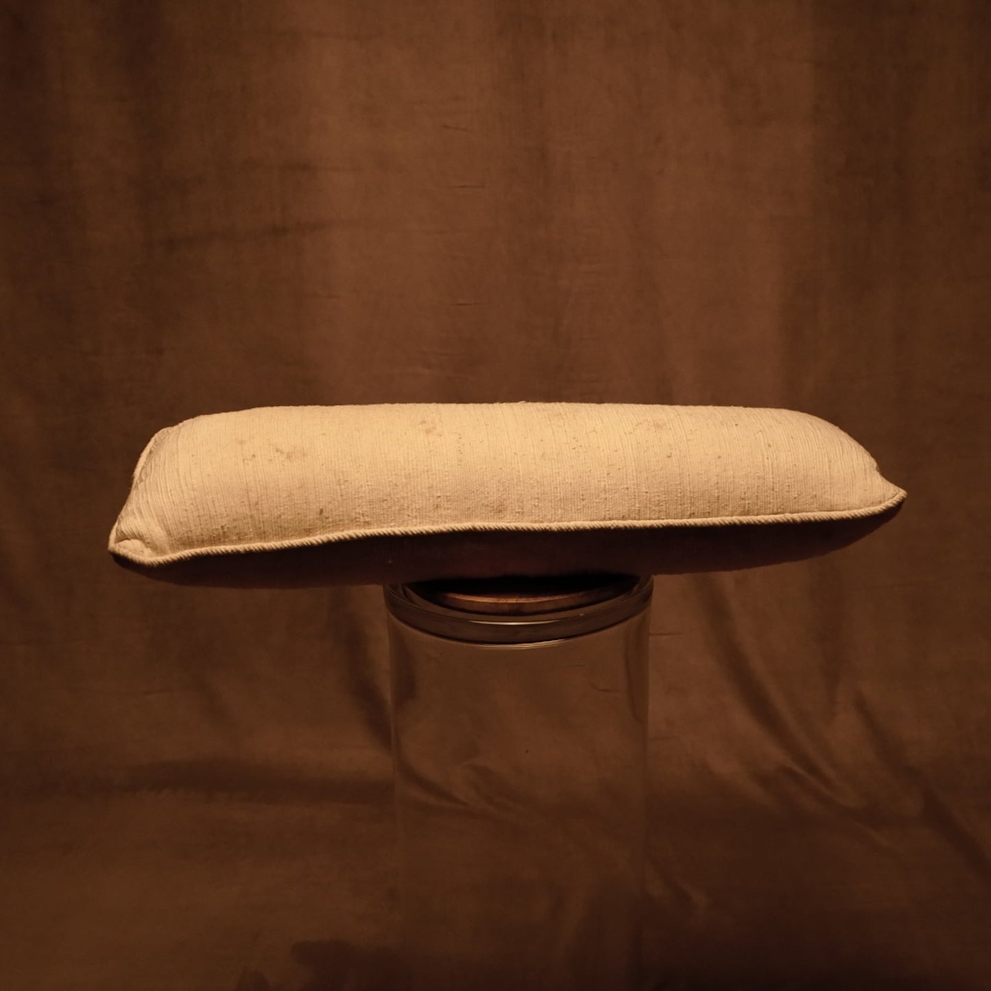 Cojín rectangular largo 72x29 cm de lino natural, estilo boho rústico.