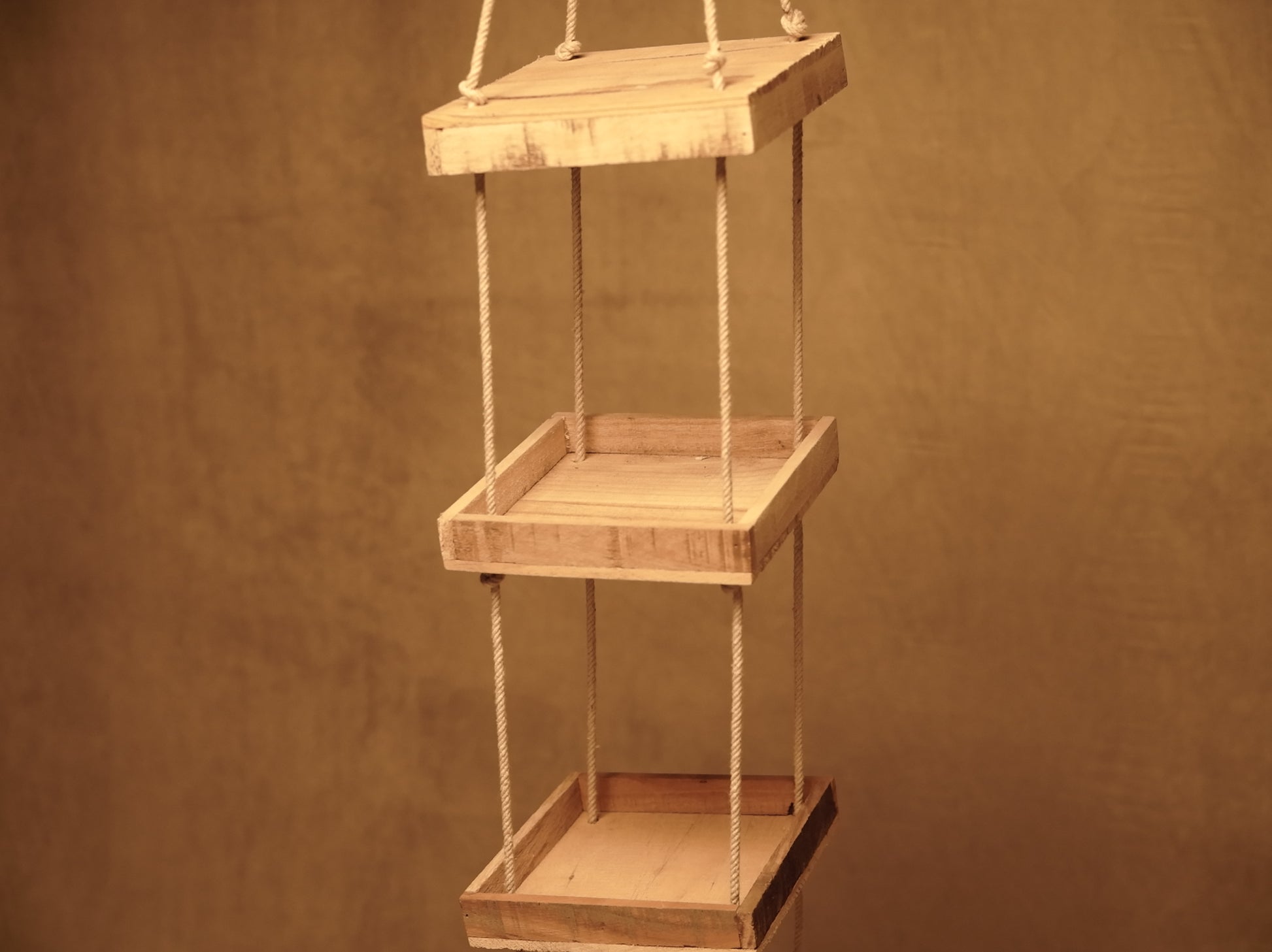 Estante colgante para macetas y plantas con 4 baldas de madera y cuerda de yute natural estilo bohemio
