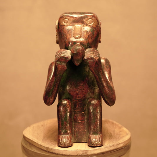 Figura de mono tribal en madera tallada roja