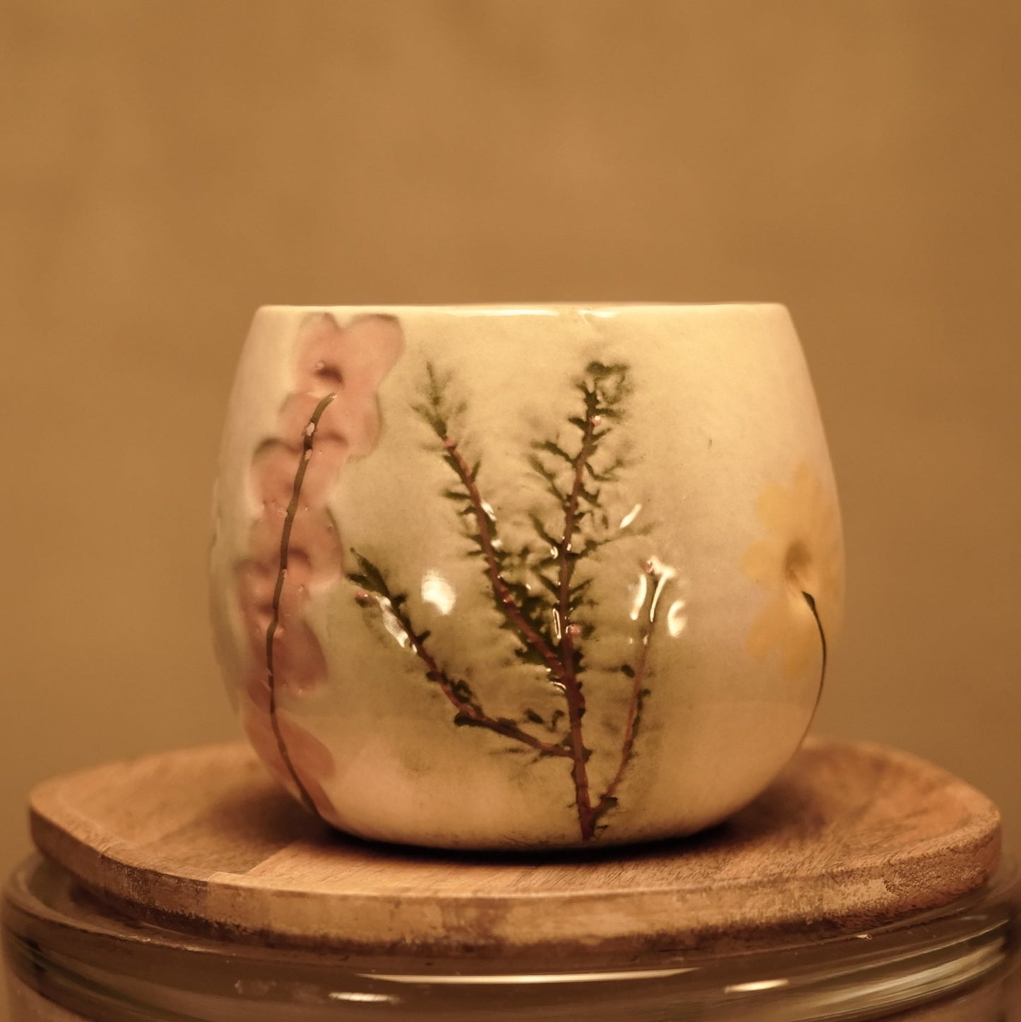 Maceta de cerámica estilo bohemio blanco con flores