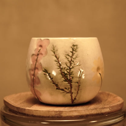 Maceta de cerámica estilo bohemio blanco con flores