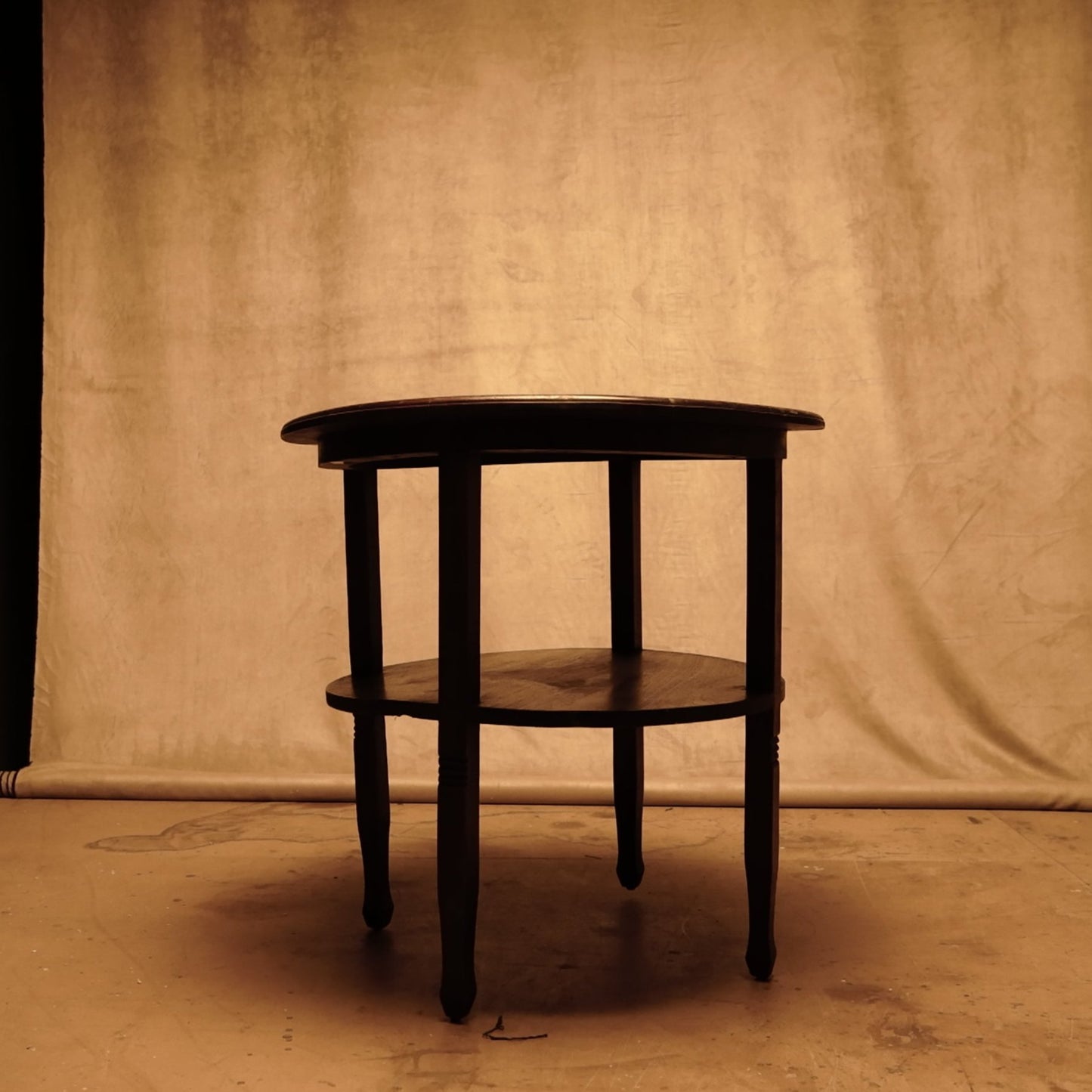 Mesa Auxiliar Redonda de Madera Oscura - Estilo Clásico Vintage