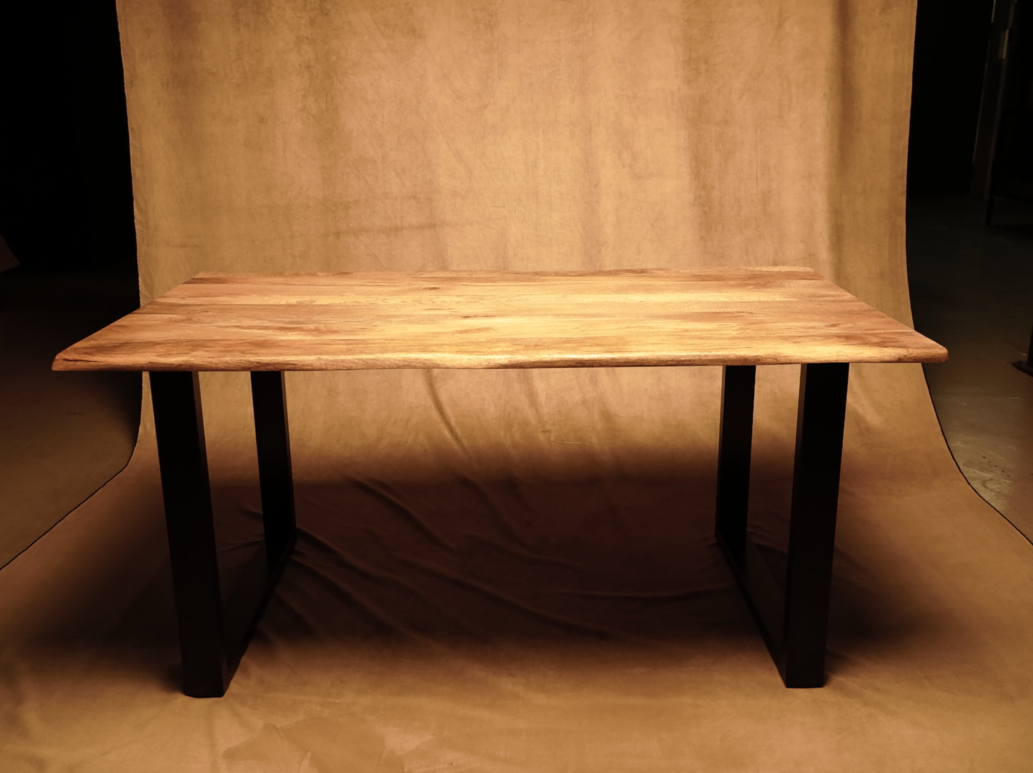 Mesa de Comedor Rústica en Madera Natural con Patas de Hierro