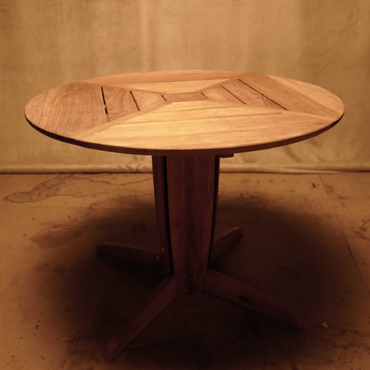 Runder Outdoor-Tisch aus Teakholz – Boomerang Design von LesJardins –