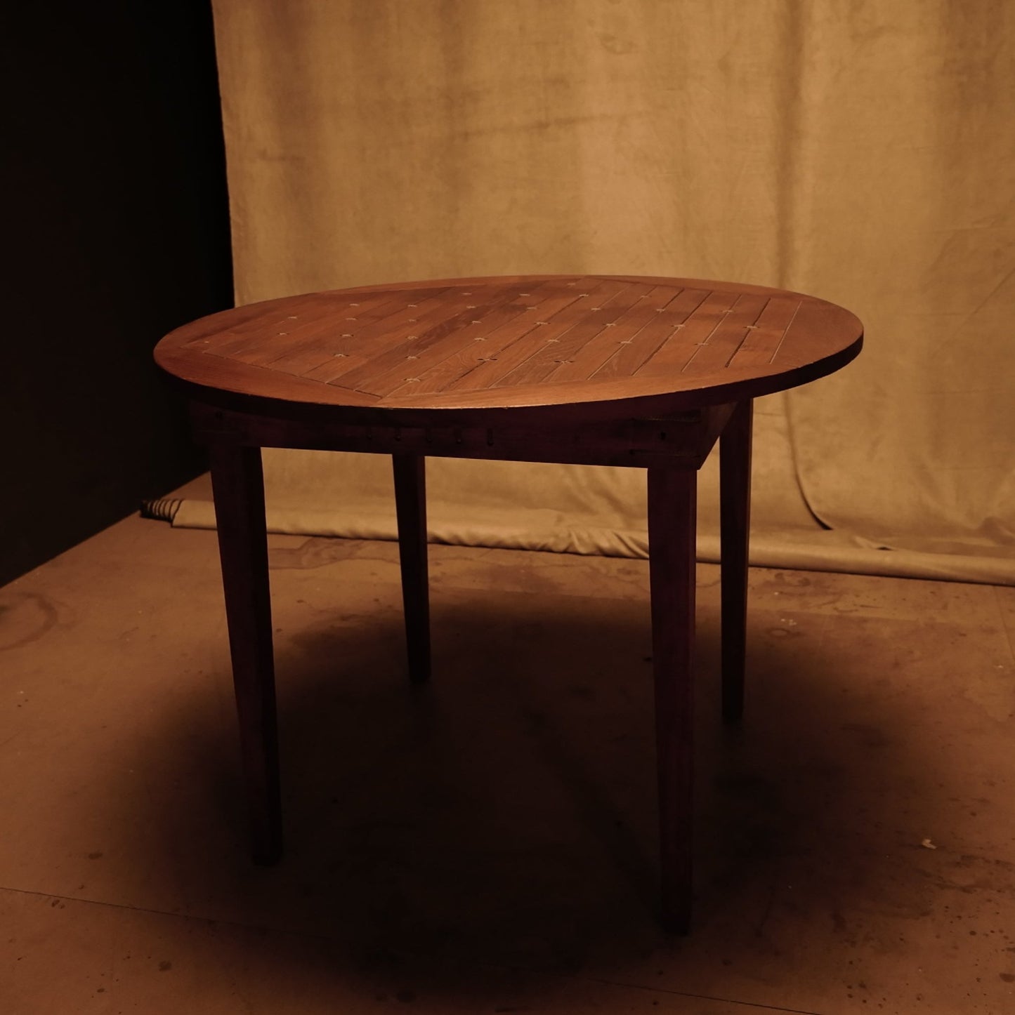 Mesa de exterior redonda indígena de madera rústica