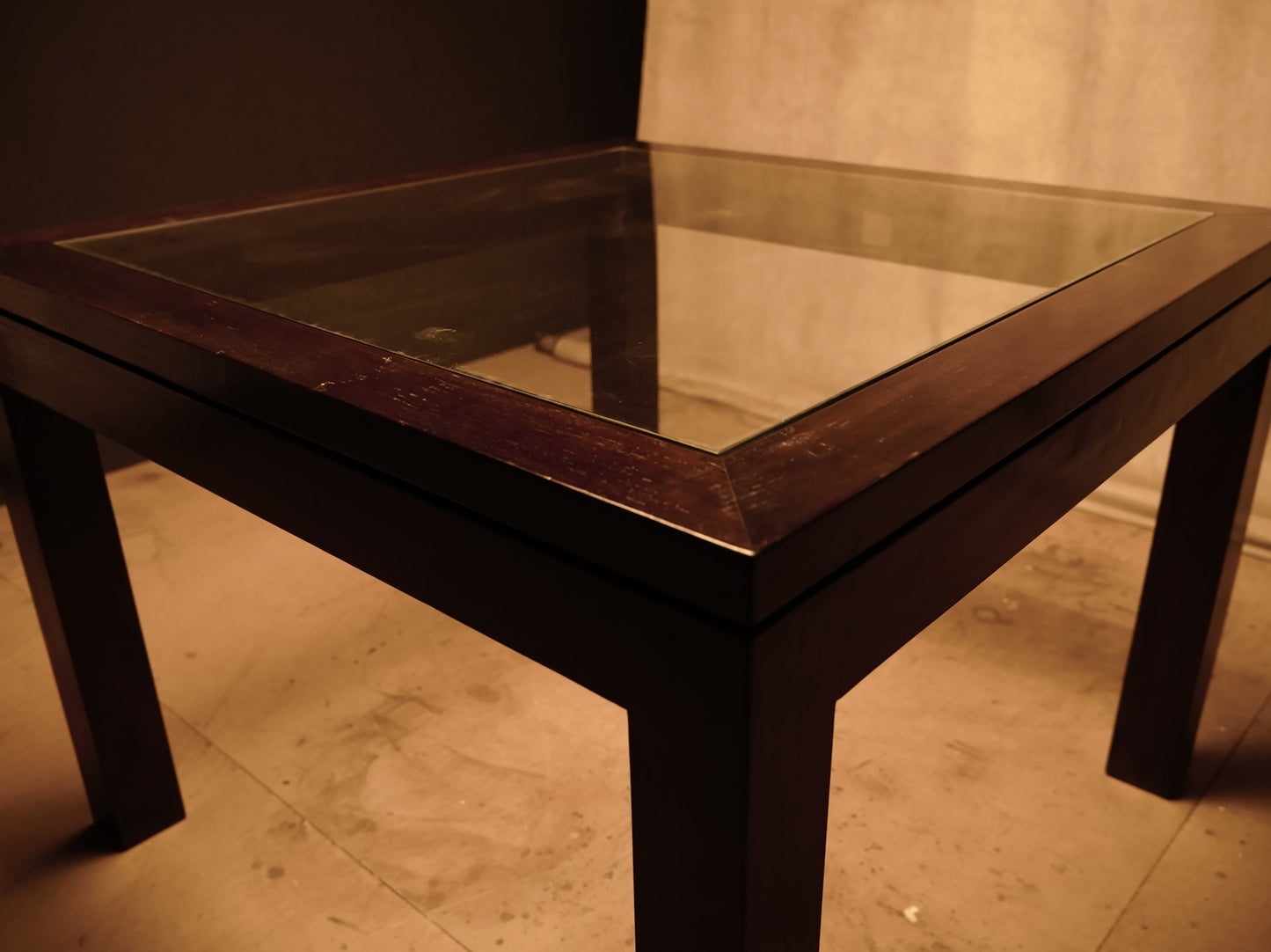 Mesa de madera oscura con cristal estilo rústico 110x110