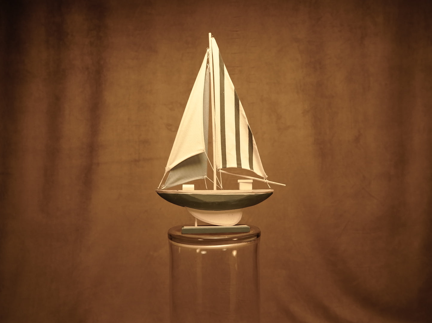 Figura de velero decorativo azúl y blanco