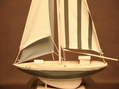 Figura de velero decorativo azúl y blanco