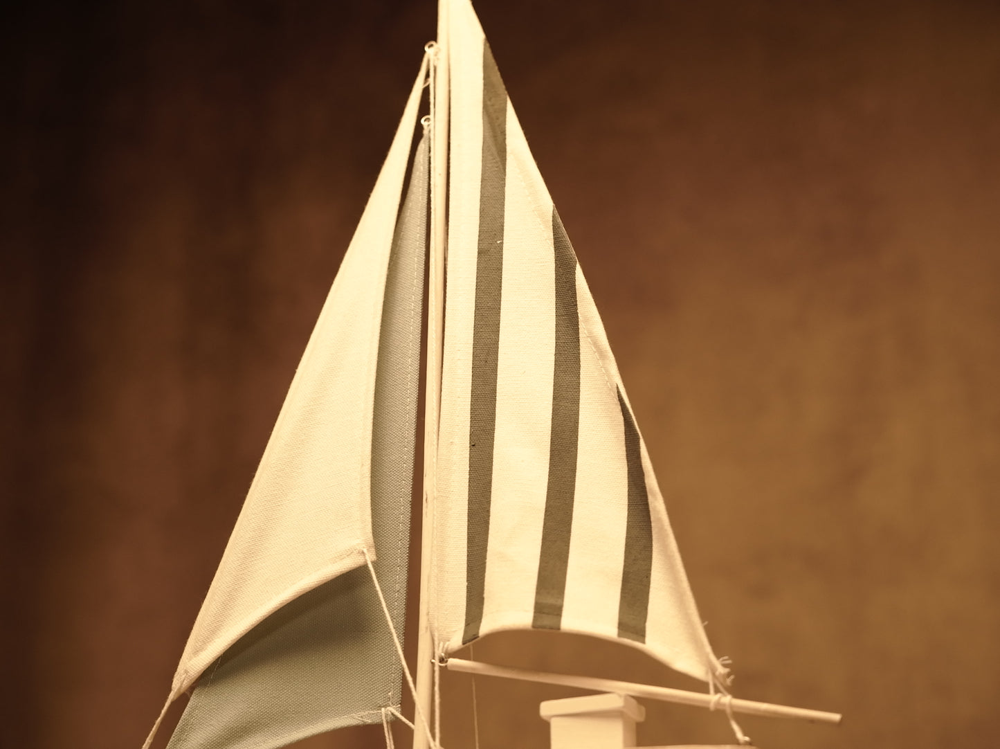 Figura de velero decorativo azúl y blanco