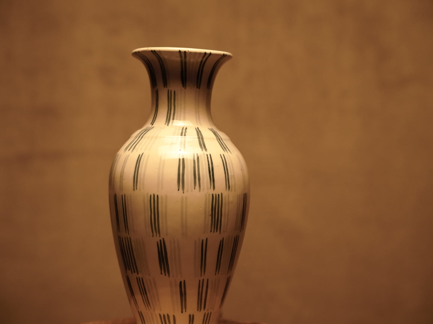 Weiße Celadon-Vase im Retro-Stil