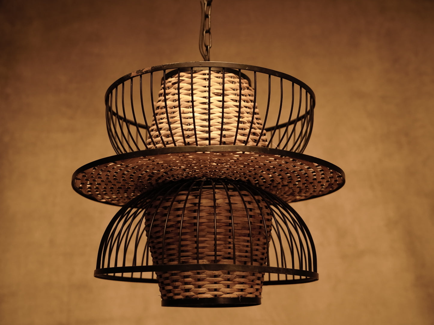 Handgefertigte Deckenlampe aus Rattan und Stahl – Vintage-Stil