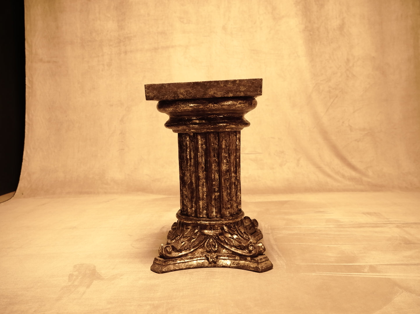 Columna tipo pedestal dorado envejecido