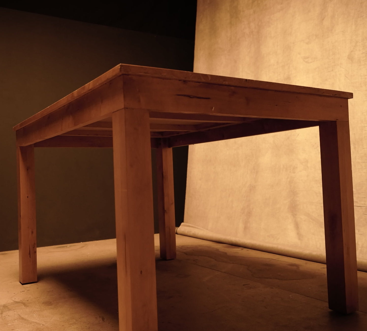 Mesa de madera y bambú