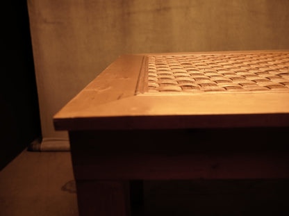 Mesa de Madera con Detalles Trenzados