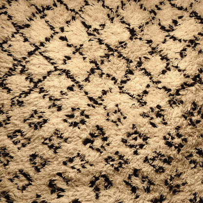 Handcrafted wool rug with ethnic style in black and white